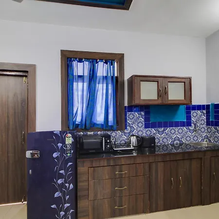 Отель Capital O Royale Palms